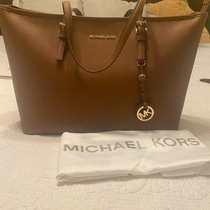 Authentic Michael kors, jet set travel large saffiano travel.